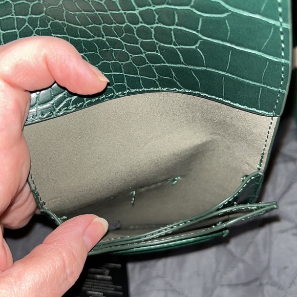 ๐ NWT K Carroll Harper emerald green croc crossbody. RFID PROTECTED CARD SLOTS - Picture 4 of 10